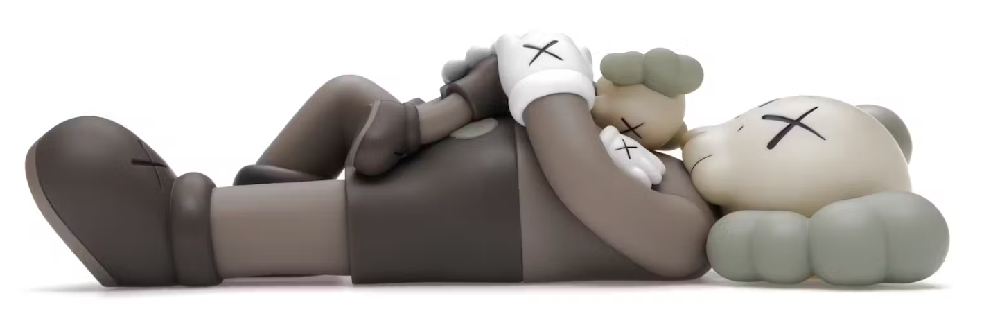 FIGURA VINILO KAWS HOLIDAY SINGAPUR MARRÓN