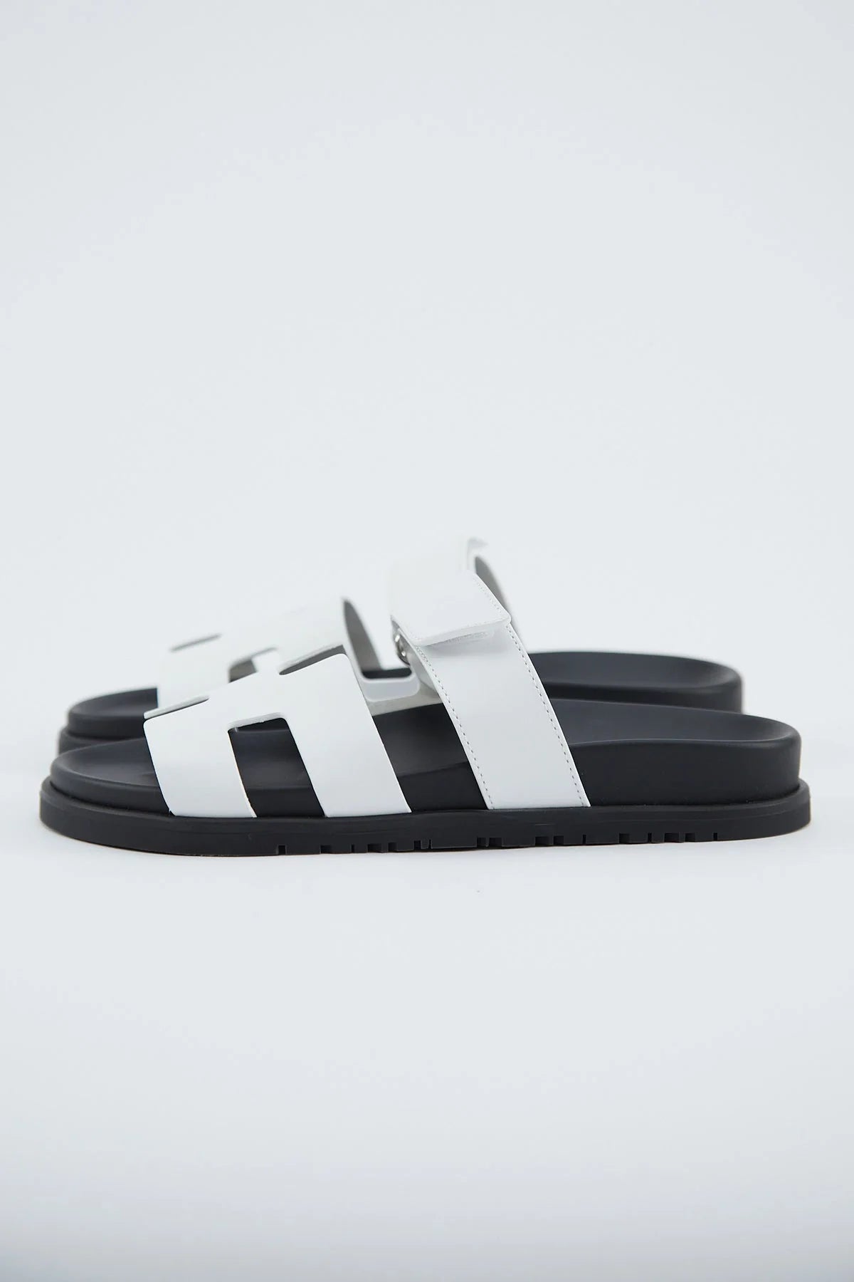 HERMÈS CHYPRE SANDALS (WHITE/BLACK)
