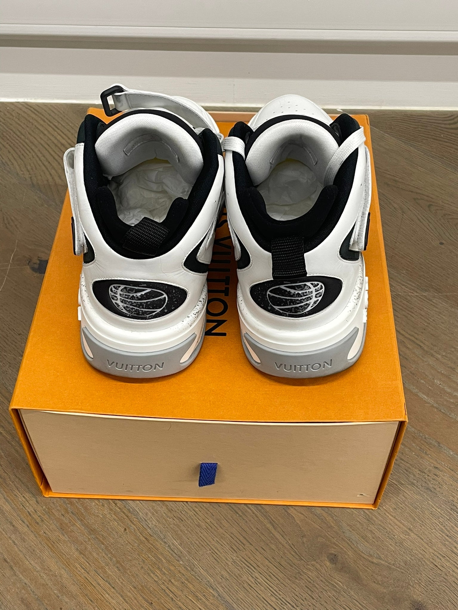 PRE LOVED - LOUIS VUITTON 2 TRAINERS