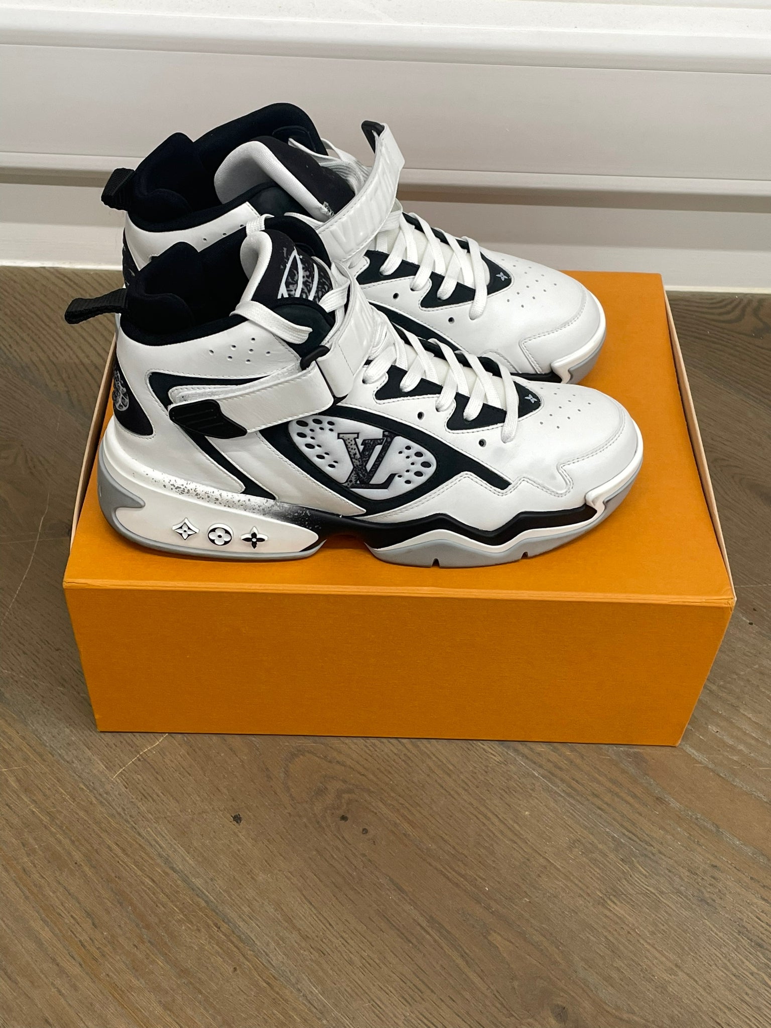 PRE LOVED - LOUIS VUITTON 2 TRAINERS