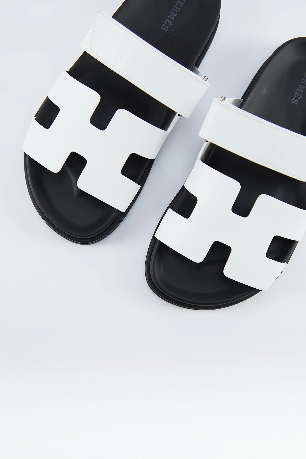 HERMÈS CHYPRE SANDALS (WHITE/BLACK)