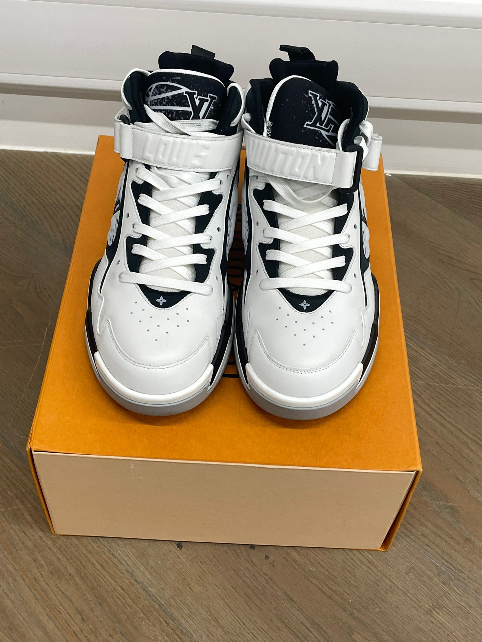 PRE LOVED - LOUIS VUITTON 2 TRAINERS