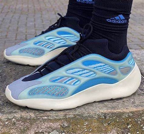 YEEZY 700 V3 ARZARETH - The Edit Man London Online