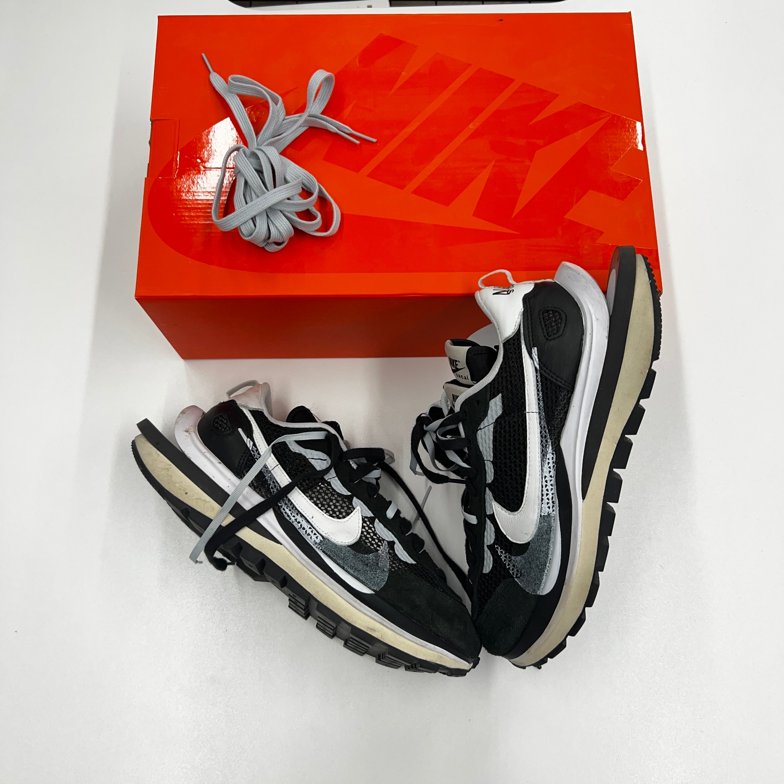 PRE LOVED - NIKE SACAI VAPORWAFFLE BLACK WHITE