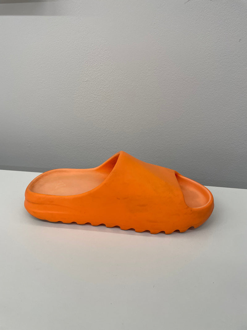 PRE LOVED - YEEZY SLIDE ENFLAME ORANGE