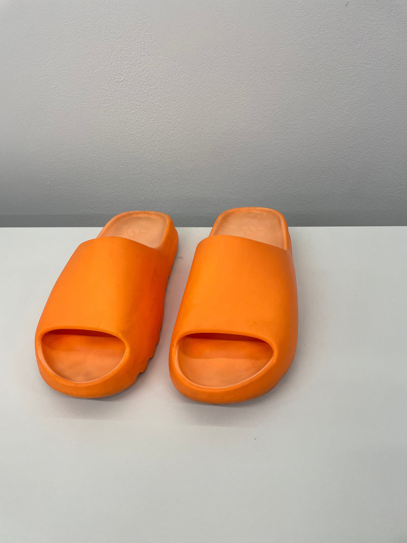 PRE LOVED - YEEZY SLIDE ENFLAME ORANGE